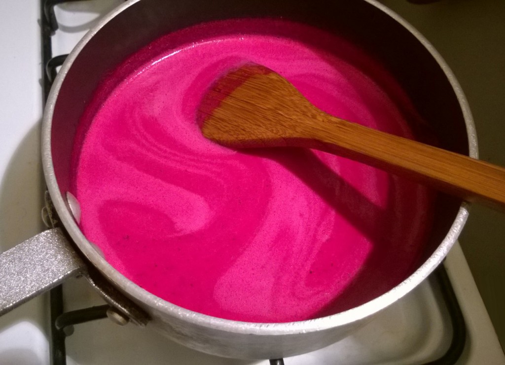 Soft-serve-ice-cream-with-dragon-fruit